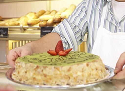 Panadería O Forno Da Ulla panadero mostrando un pastel